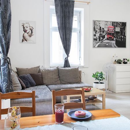 Dora Apartment Near Buda Castle With Parking! Budapest Exteriör bild